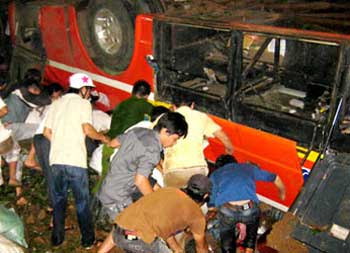 Un accident d'autocar endeuille le Vietnam Un accident d'autocar endeuille le Vietnam