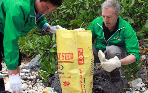 L’ambassadeur américain Ted Osius au programme "Agir pour une Ha Long verte"