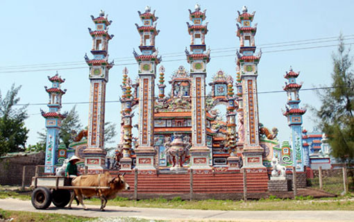 Au Vietnam, le village où les pêcheurs locaux ont bâti une version populaire des tombeaux impériaux