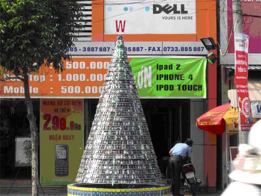 Un arbre de Noël fait de téléphones cellulaires