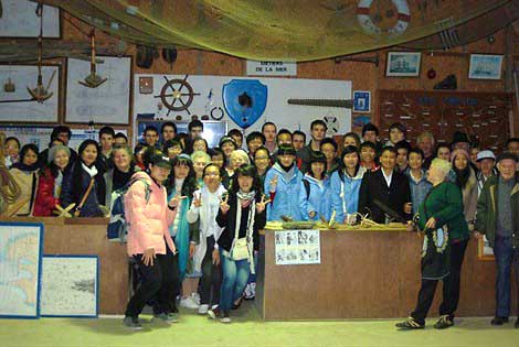 Des étudiants vietnamiens visitent le musée - Argol Des étudiants vietnamiens visitent le musée - Argol