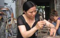 Votez pour le micro-entrepreneur de l'année: Portrait de Thi Tuyet Duong, artisane du cuivre au Vietnam
