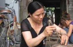 Votez pour le micro-entrepreneur de l'année: Portrait de Thi Tuyet Duong, artisane du cuivre au Vietnam Votez pour le micro-entrepreneur de l'année: Portrait de Thi Tuyet Duong, artisane du cuivre au Vietnam