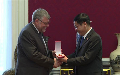 Remise de l’Ordre de l’amitié à l’Association Belgique - Vietnam
