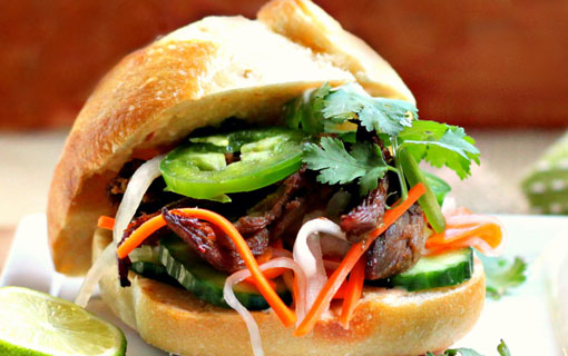"Banh mi" montre l’unité sandwich du Vietnam et de la France