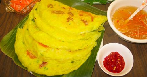 la crêpe Banh Xeo, le plat très connu du Vietnam la crêpe Banh Xeo, le plat très connu du Vietnam
