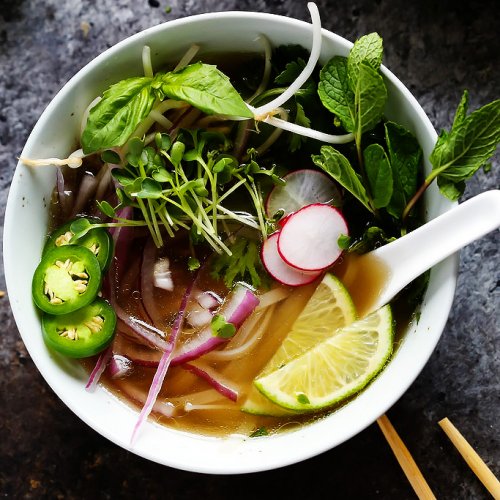 Laissez-vous séduire par les saveurs asiatiques en découvrant la recette traditionnelle du Pho ! Laissez-vous séduire par les saveurs asiatiques en découvrant la recette traditionnelle du Pho !