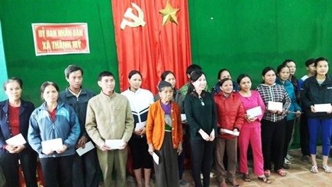 Remise de cadeaux des Viêt kiêu de France aux sinistrés des crues de Thanh Hoa