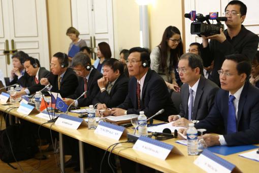 Nous avons ouvert ce matin le Conseil de l’Université franco-vietnamienne avec les ministres du #Vietnam. - Najat Vallaud-Belkacem, Ministre de l'Education nationale - Lundi 8 juin 2015