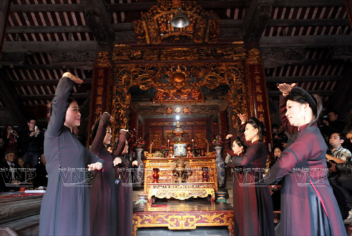 Hat cua dinh: le chant rituel devant la maison communale Hat cua dinh: le chant rituel devant la maison communale