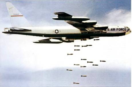 18 juin 1965 : L'US Air Force utilise pour la première fois des bombardiers B-52 au Viêt-Nam. 18 juin 1965 : L'US Air Force utilise pour la première fois des bombardiers B-52 au Viêt-Nam.