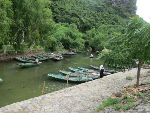 Arnaque : un tour emmène les touristes visiter une fausse baie d’Along terrestre Arnaque : un tour emmène les touristes visiter une fausse baie d’Along terrestre