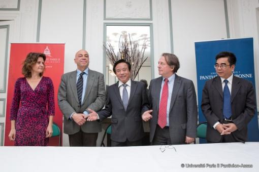 Signature d’une convention tripartite avec l’université nationale du Vietnam pour la création de 2 nouvelles formations d’excellence en droit privé Signature d’une convention tripartite avec l’université nationale du Vietnam pour la création de 2 nouvelles formations d’excellence en droit privé