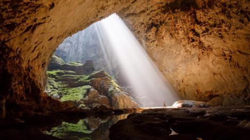 Un drone filme la plus grande grotte du monde au Vietnam