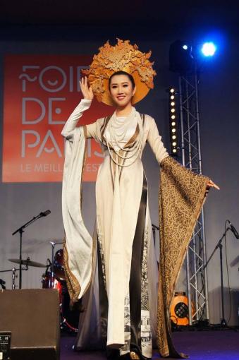 Présenter la tunique traditionnelle vietnamienne au monde Présenter la tunique traditionnelle vietnamienne au monde