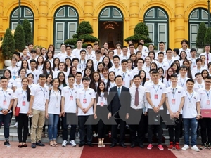 Offrandes d’encens de jeunes Viet kieu au Temple des rois Hung 15/07/2015 Offrandes d’encens de jeunes Viet kieu au Temple des rois Hung 15/07/2015