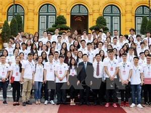 Offrandes d’encens de jeunes Viet kieu au Temple des rois Hung 15/07/2015