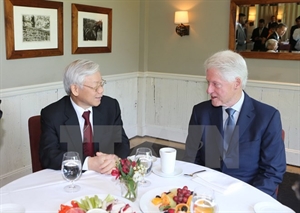 Le Secrétaire Général  Nguyen Phu Trong rend visite à la famille de Bill Clinton
