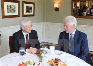 Le Secrétaire Général Nguyen Phu Trong rend visite à la famille de Bill Clinton Le Secrétaire Général Nguyen Phu Trong rend visite à la famille de Bill Clinton