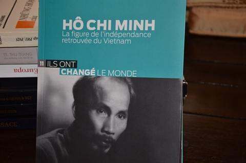 Hô Chi Minh, le libérateur, le guide, l’icône du Vietnam – du journal Le Monde – à propos du livre Hô Chi Minh, la figure de l’indépendance retrouvée du Vietnam.