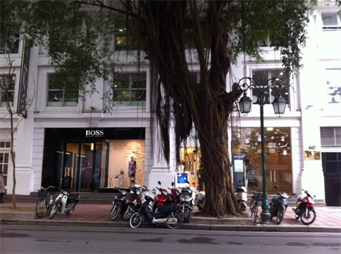 Hanoi : un mètre carré de terrain coûte 162 millions de dôngs (6200 euros environ) Hanoi : un mètre carré de terrain coûte 162 millions de dôngs (6200 euros environ)