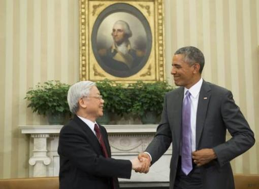 Barack Obama et le n°1 du PC vietnamien côte-à-côte dans le Bureau ovale