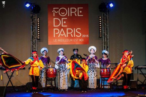 Foire de Paris :ce jour, 9 mai, dernier concert de musique et danse traditionnelle vietnamienne - groupe « Tiêng Tơ Đồng » et en 2nde partie, défilé de tuniques traditionnelles vietnamiennes, Áo Dài, de la collection du styliste Ngô Nhật Huy, Foire de Paris :ce jour, 9 mai, dernier concert de musique et danse traditionnelle vietnamienne - groupe « Tiêng Tơ Đồng » et en 2nde partie, défilé de tuniques traditionnelles vietnamiennes, Áo Dài, de la collection du styliste Ngô Nhật Huy,
