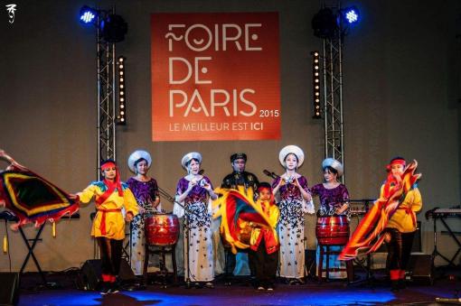 Foire de Paris :ce jour, 9 mai, dernier concert de musique et danse traditionnelle vietnamienne - groupe « Tiêng Tơ Đồng » et en 2nde partie, défilé de tuniques traditionnelles vietnamiennes, Áo Dài, de la collection du styliste Ngô Nhật Huy,