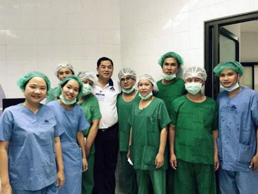 Les médecins vietnamiens viennent en aide à des patients démunis au Laos