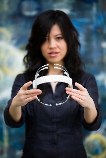 Elle utilise la technologie pour améliorer les relations humaines Elle utilise la technologie pour améliorer les relations humaines