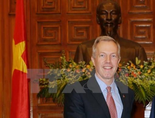 L’ambassadeur américain Ted Osius inspecte le déminage à Quang Tri L’ambassadeur américain Ted Osius inspecte le déminage à Quang Tri