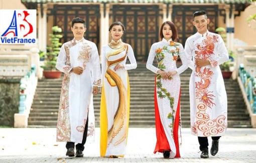 Vidéo sur le spectacle du groupe de musique traditionnelle "Tieng To Dong" + Défilé des mannequins avec les Ao Dai ou Tuniques vietnamiennes du créateurs Ngo Nhat Huy datée du 29-4-2015 à à la Foire de Paris Vidéo sur le spectacle du groupe de musique traditionnelle "Tieng To Dong" + Défilé des mannequins avec les Ao Dai ou Tuniques vietnamiennes du créateurs Ngo Nhat Huy datée du 29-4-2015 à à la Foire de Paris