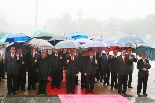 Les dirigeants vietnamiens rendent hommage au président Hô Chi Minh 