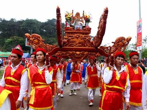 Une délégation de Viêt kiêu à la Fête des rois Hùng