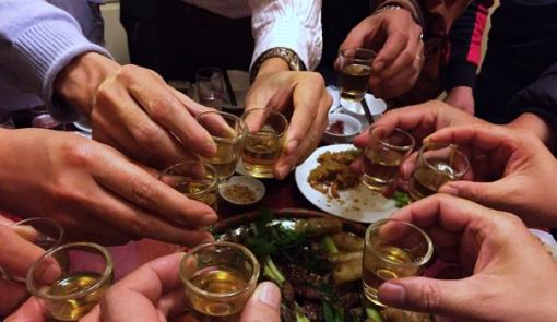 Boire sans modération, une tradition indéboulonnable au Vietnam Boire sans modération, une tradition indéboulonnable au Vietnam