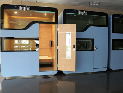 Des cabines-lits pour dormir à l’aéroport de Hanoï