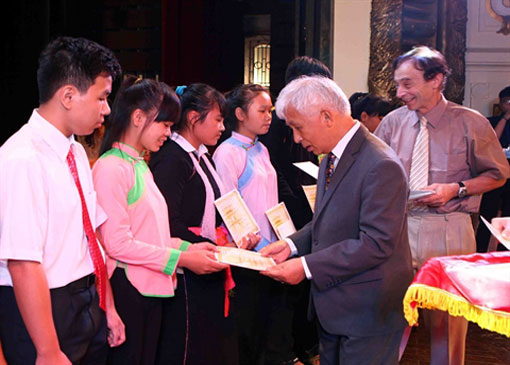 Au Vietnam : 2.250 bourses Odon Vallet aux élèves et étudiants méritants issus d'un milieu social défavorisé en 2018 Au Vietnam : 2.250 bourses Odon Vallet aux élèves et étudiants méritants issus d'un milieu social défavorisé en 2018