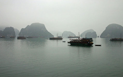 Le Vietnam, des brumes infinies d'Halong... Le Vietnam, des brumes infinies d'Halong...