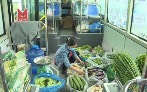 Covid-19: Les bus ambulants vendent des légumes autour de HCM-Ville Covid-19: Les bus ambulants vendent des légumes autour de HCM-Ville