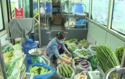 Covid-19: Les bus ambulants vendent des légumes autour de HCM-Ville Covid-19: Les bus ambulants vendent des légumes autour de HCM-Ville