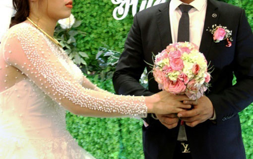 Au Vietnam, le business des mariages Potemkine