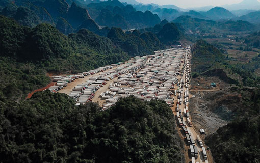 Des milliers de camions de transport de fruits bloqués aux portes de la frontière Vietnam-Chine en raison de la lenteur du dédouanement des produits des autorités chinoises