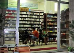 Des cafés-bibliothèques au Vietnam