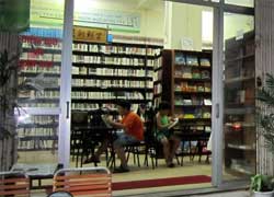 Des cafés-bibliothèques au Vietnam Des cafés-bibliothèques au Vietnam