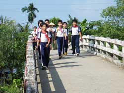 Des jeunes au Vietnam pour construire un pont