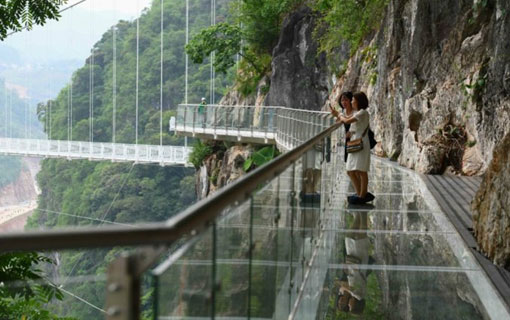 Vietnam : les clichés saisissants d'un nouveau pont en verre de 150 mètres de haut, tout juste inauguré