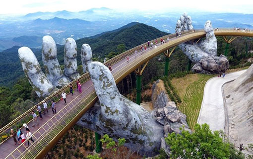Vietnam : un pont soutenu par deux gigantesques mains humaines Vietnam : un pont soutenu par deux gigantesques mains humaines