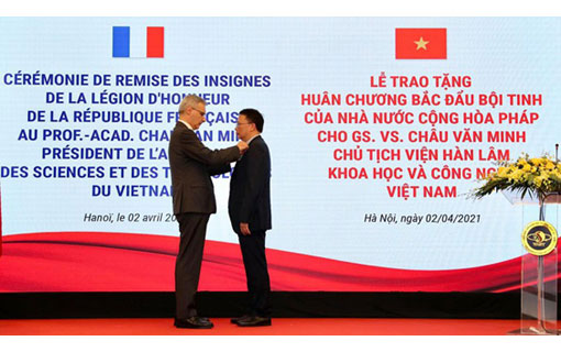 Un professeur vietnamien a reçu les insignes de la Légion d’honneur de la République française Un professeur vietnamien a reçu les insignes de la Légion d’honneur de la République française