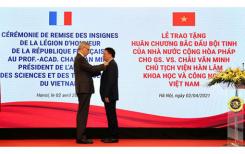 Un professeur vietnamien a reçu les insignes de la Légion d’honneur de la République française Un professeur vietnamien a reçu les insignes de la Légion d’honneur de la République française