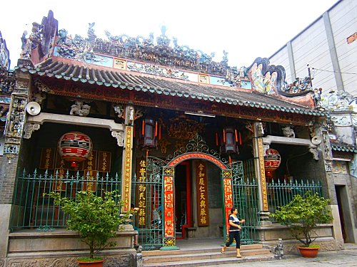Cholon: ses pagodes, son marché et "l'Amant chinois"